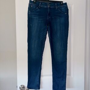 Hudson skinny jeans in great condition with buttoned pockets.